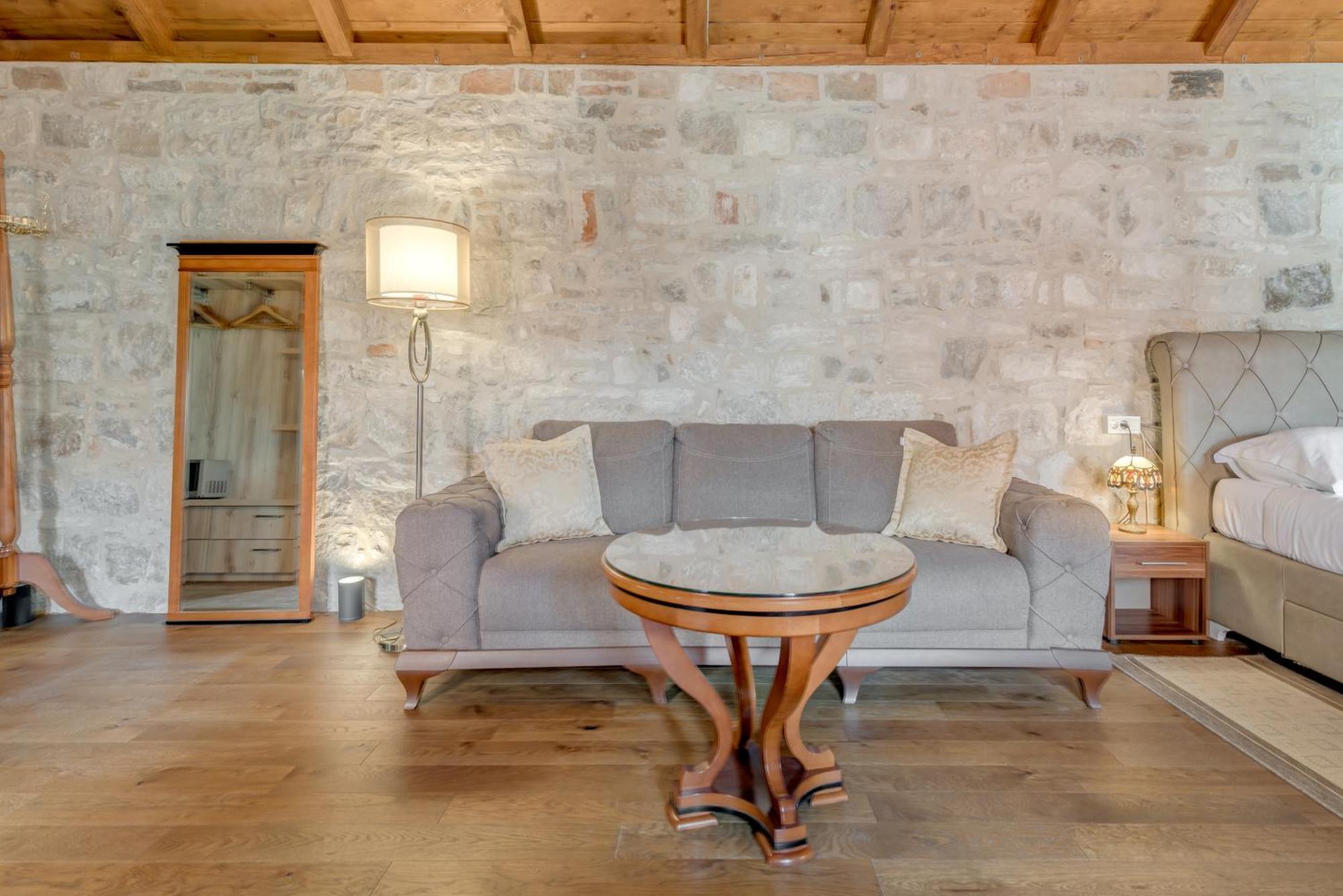 Emperor Suite - Beyond Timeless Split Exterior photo